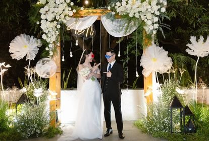 Ánh sáng và không gian buổi tối tại nhà hàng ZumWhere