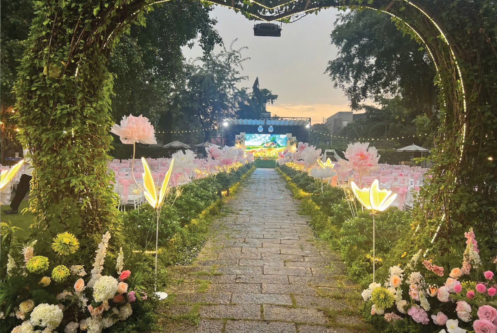 Trang trí tiệc cuói tại phường Khánh Hội