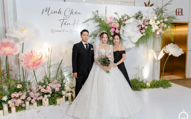 trang trí tiệc cưới tone trắng hồng