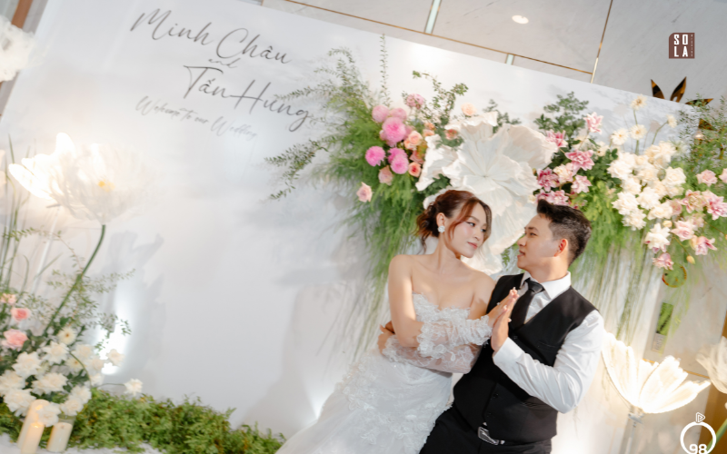 trang trí tiệc cưới tone trắng hồng