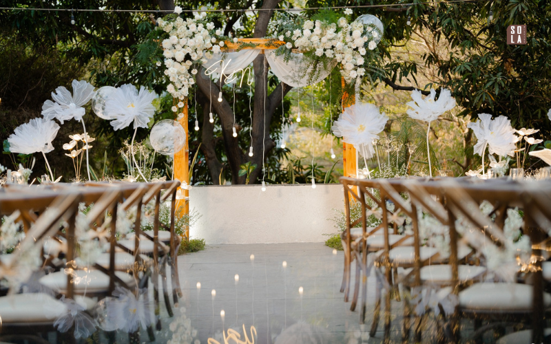 trang trí tiệc cưới tông màu trắng